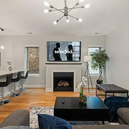 3 Bed 2 Bath Chicago Retreat W Balcony & Parking Apartment